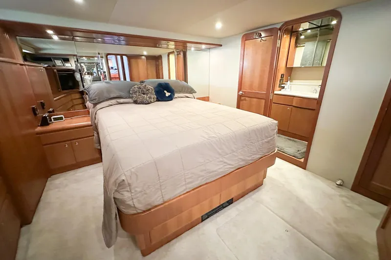 "mi Alma" Yacht Photos Pics Luxurious 2004 West Bay Sonship yacht bedroom with elegant wood finishes and ensuite bathroom.