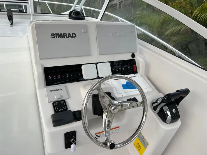 Sea Stress Yacht Photos Pics Helm of 2008 Pro-Line 32 Express boat with Simrad navigation system.