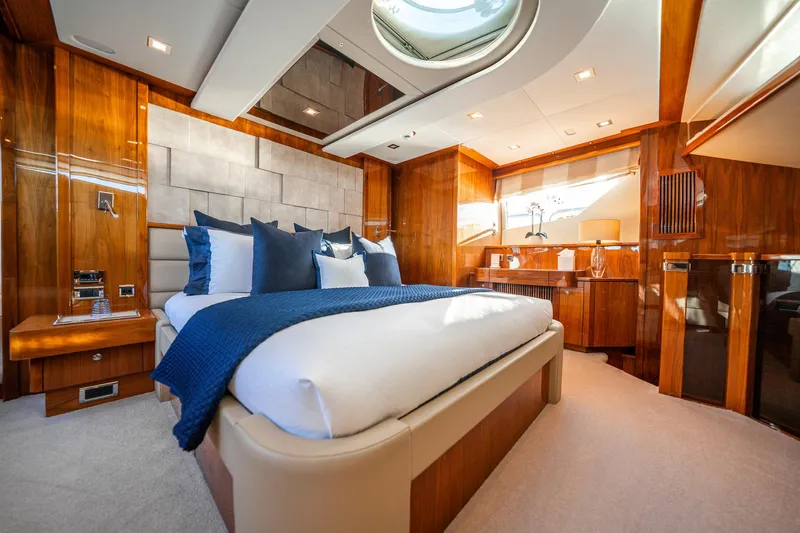 2010 Sunseeker Super Yacht Yacht Photos Pics Luxurious Sunseeker 30m yacht bedroom, elegant wood finish, plush bedding, modern design, 2010 model.