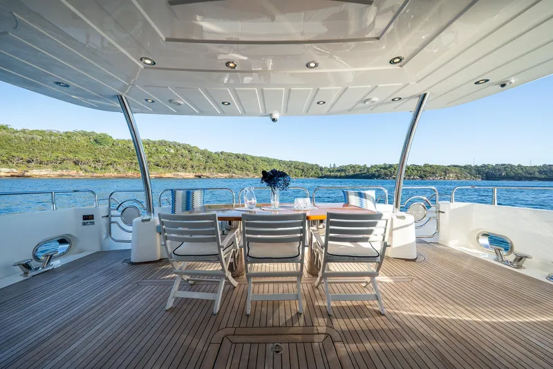 2010 Sunseeker Super Yacht Yacht Photos Pics Luxury Sunseeker 30m yacht deck with dining area, ocean view, 2010 model.