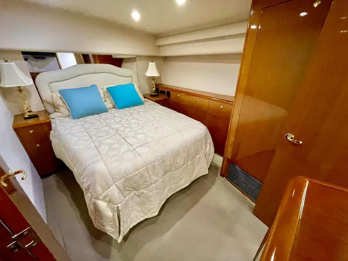 Ayayaiii Yacht Photos Pics Luxurious bedroom in a 2003 Viking 52 Convertible yacht with elegant decor.