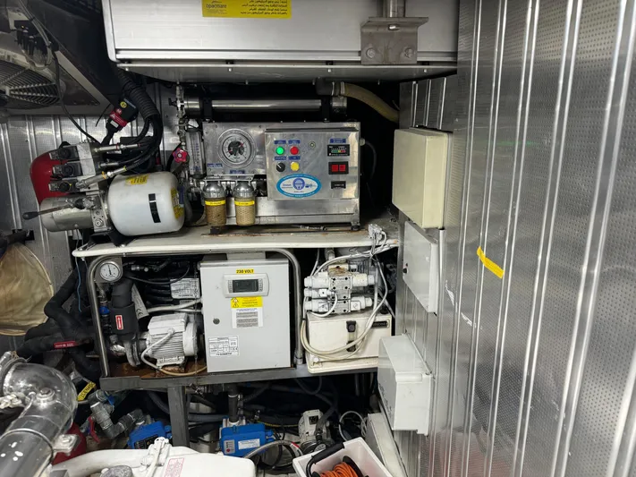 My Biscane Yacht Photos Pics Engine room of 2007 Astondoa A 76 GLX yacht with machinery and equipment.