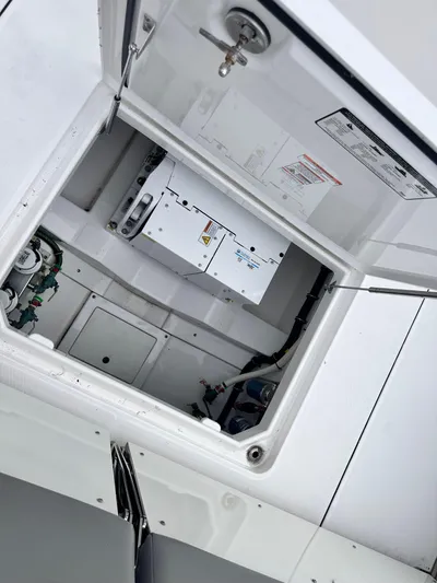  Yacht Photos Pics 2024 EVERGLADES 395 CC - Image 8