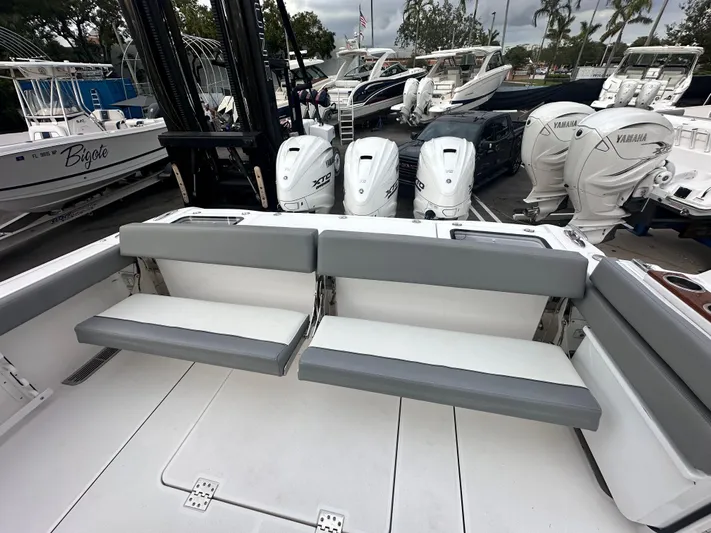  Yacht Photos Pics 2024 EVERGLADES 395 CC - Image 7