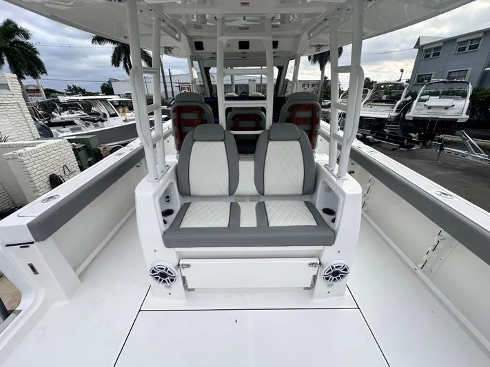  Yacht Photos Pics 2024 EVERGLADES 395 CC - Image 4