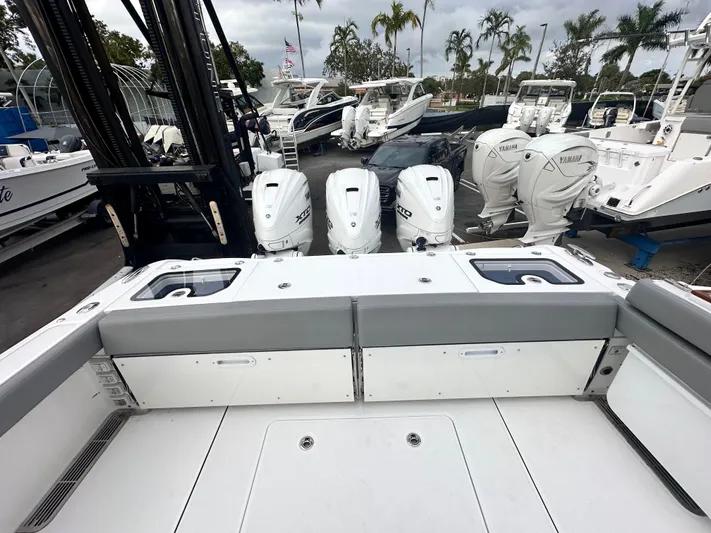  Yacht Photos Pics 2024 EVERGLADES 395 CC - Image 3