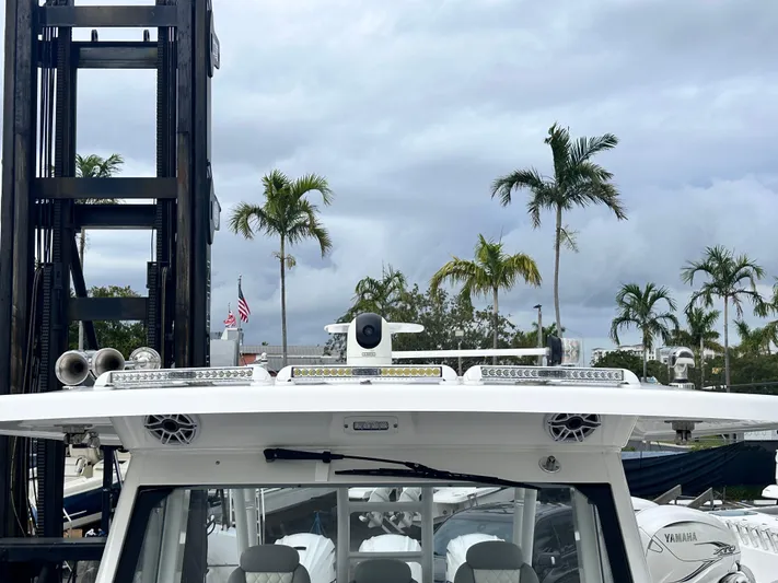  Yacht Photos Pics 2024 EVERGLADES 395 CC - Image 5