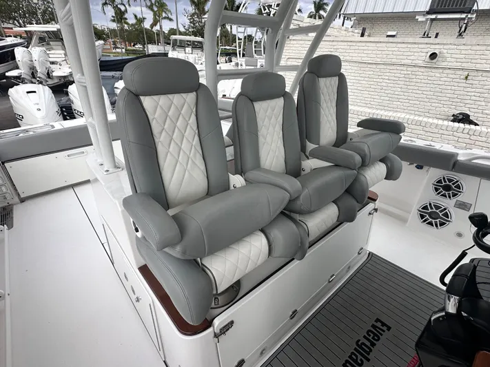  Yacht Photos Pics 2024 EVERGLADES 395 CC - Image 6