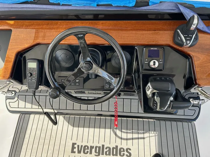  Yacht Photos Pics 2024 EVERGLADES 395 CC - Image 12