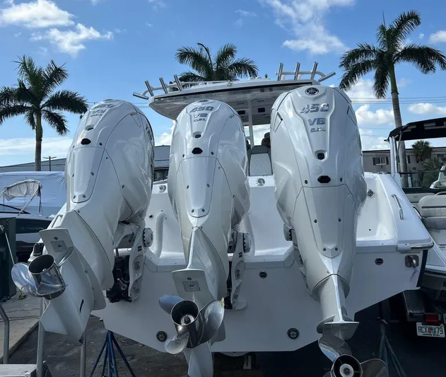  Yacht Photos Pics 2024 EVERGLADES 395 CC - Image 9