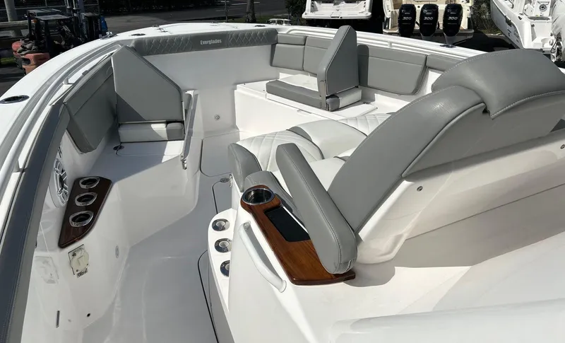  Yacht Photos Pics 2024 EVERGLADES 395 CC - Image 13