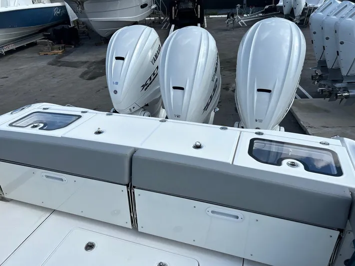  Yacht Photos Pics 2024 EVERGLADES 395 CC - Image 10