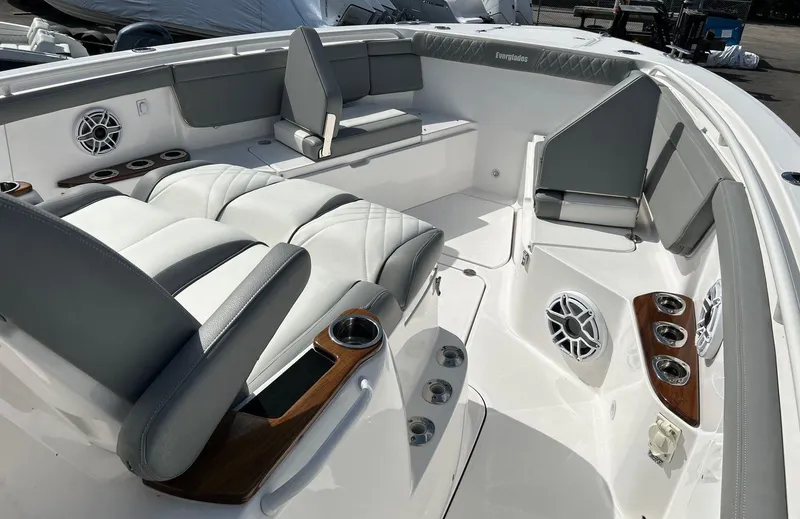  Yacht Photos Pics 2024 EVERGLADES 395 CC - Image 14