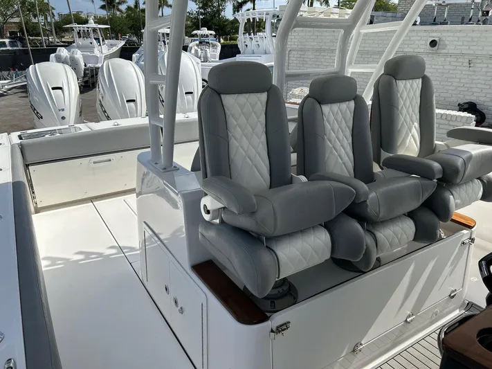  Yacht Photos Pics 2024 EVERGLADES 395 CC - Image 15