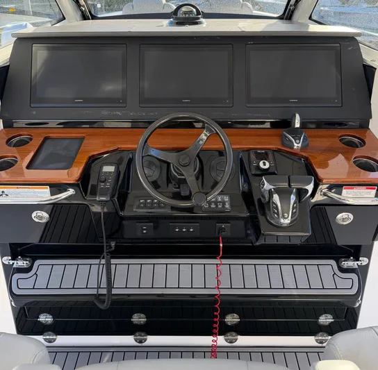  Yacht Photos Pics 2024 EVERGLADES 395 CC - Image 11