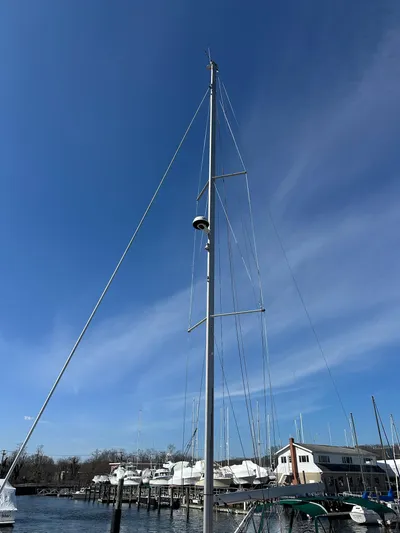 Life Line Yacht Photos Pics Sailboat mast of 2017 Jeanneau Sun Odyssey 44 DS against clear blue sky.