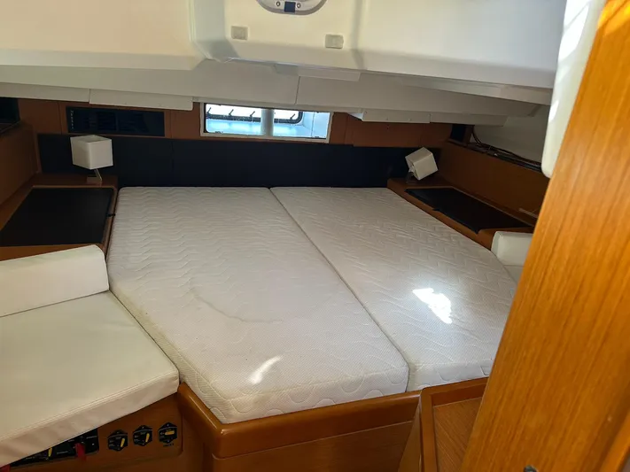 Life Line Yacht Photos Pics Luxurious cabin interior of 2017 Jeanneau Sun Odyssey 44 DS sailboat with comfortable bedding.