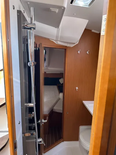 Life Line Yacht Photos Pics Interior of 2017 Jeanneau Sun Odyssey 44 DS yacht, featuring a cozy cabin and modern bathroom.