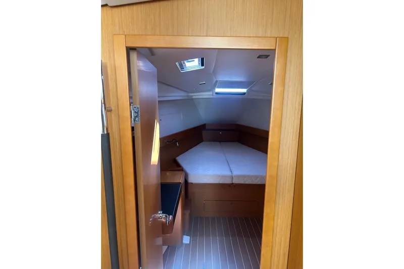 Life Line Yacht Photos Pics Cozy cabin interior of 2017 Jeanneau Sun Odyssey 44 DS sailboat.