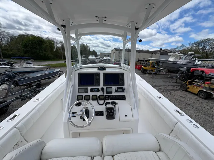  Yacht Photos Pics 2009 Regulator 32 Forward Seating boat with modern cockpit and navigation controls.