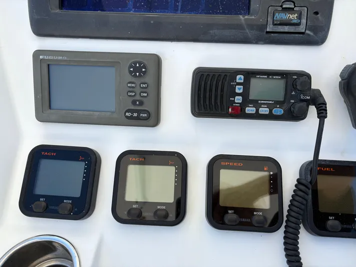  Yacht Photos Pics Dashboard of 2009 Regulator 32 Forward Seating with navigation and communication instruments.