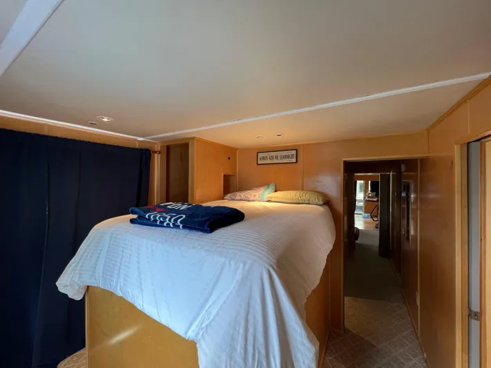 Yacht Photos Pics 1988 Stardust Cruisers houseboat interior bedroom with elevated bed and cozy decor.