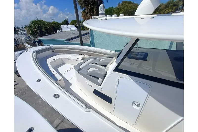 41-083 Yacht Photos Pics 2023 Regulator 41 boat with sleek design and spacious seating under a clear blue sky.