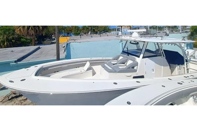41-083 Yacht Photos Pics 2023 Regulator 41 boat with sleek design and spacious seating.