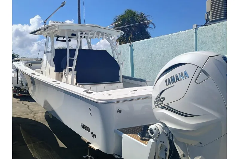 41-083 Yacht Photos Pics 2023 Regulator 41 boat with Yamaha XTO engine, docked under clear blue sky.