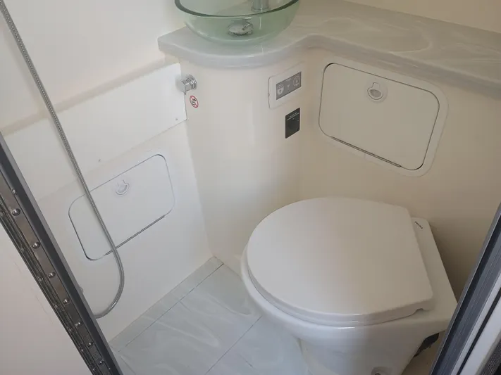 41-083 Yacht Photos Pics 2023 Regulator 41 boat bathroom with modern fixtures and compact design.