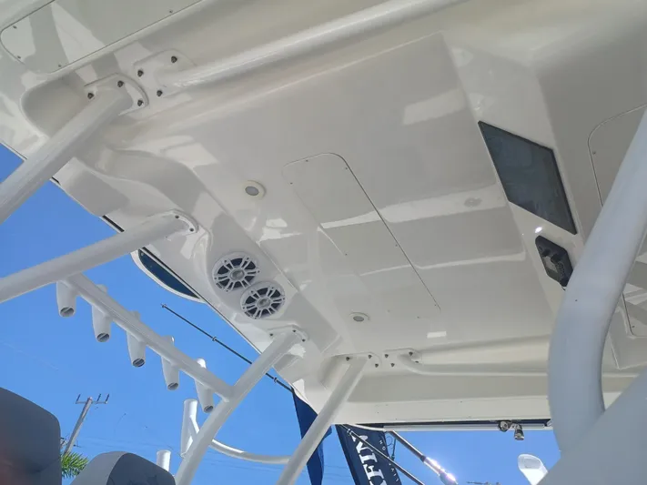 41-083 Yacht Photos Pics 2023 Regulator 41 boat interior ceiling with speakers and rod holders.