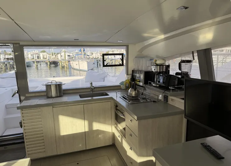 Even Mo Betta Yacht Photos Pics 