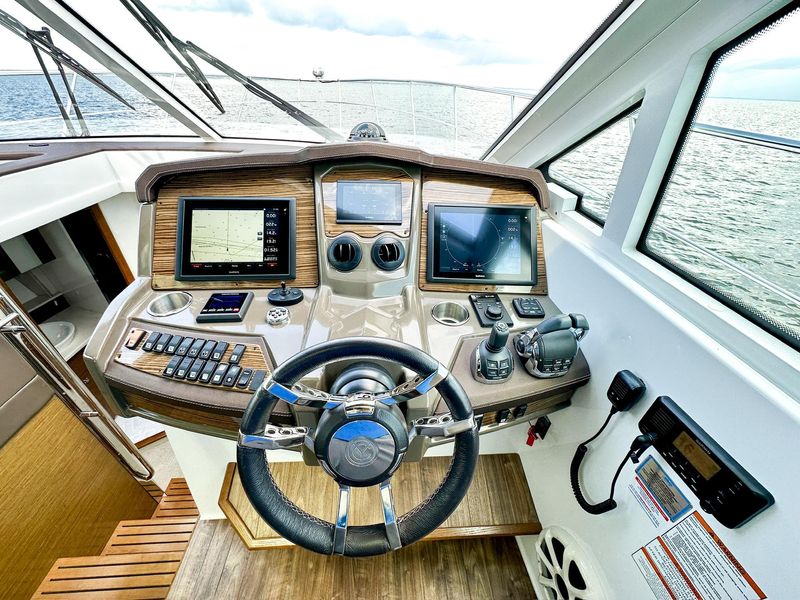 2016 Cruisers Yachts Cantius 45