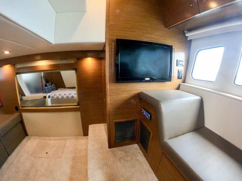 2016 Cruisers Yachts Cantius 45