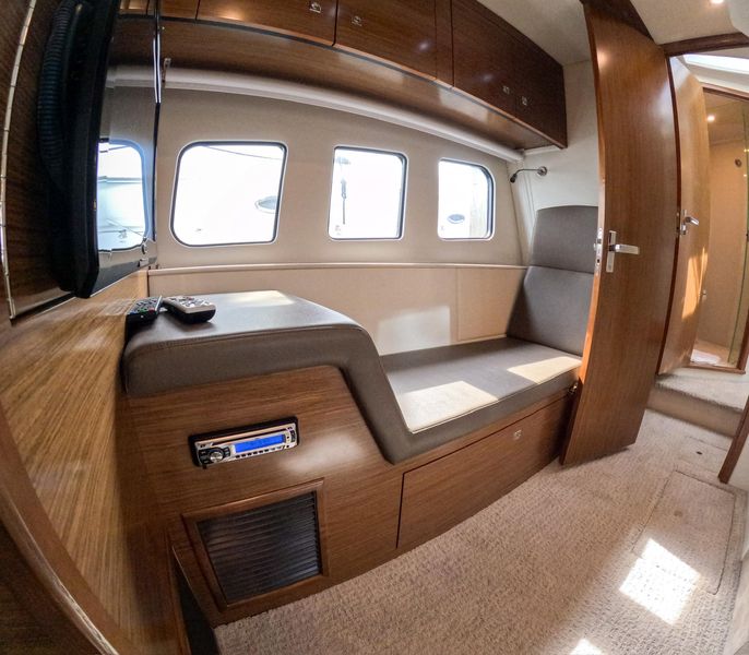 2016 Cruisers Yachts Cantius 45