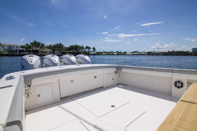 41 Regulator 2021 Yacht Photos Pics Regulator 41 2021 - Exterior Cockpit