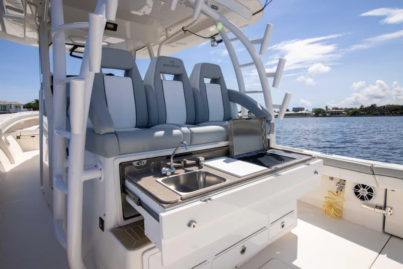 41 Regulator 2021 Yacht Photos Pics Regulator 41 2021 - Exterior Cockpit