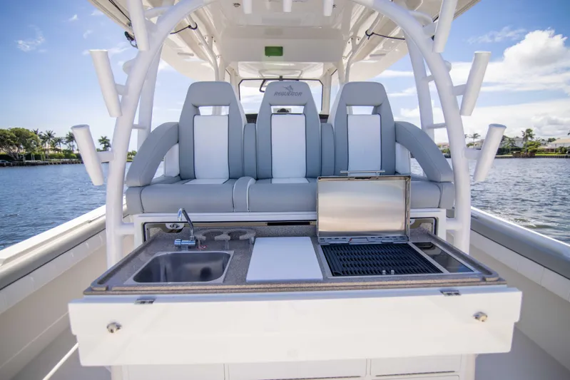 41 Regulator 2021 Yacht Photos Pics Regulator 41 2021 - Exterior Cockpit