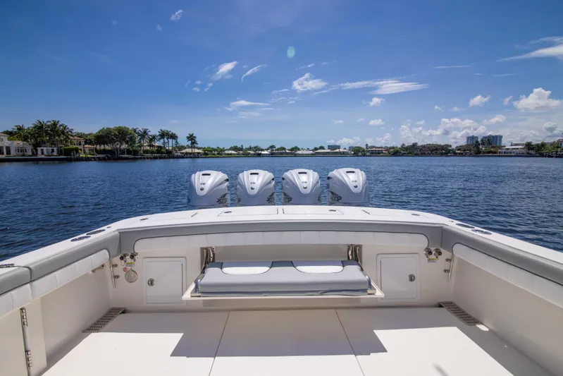 41 Regulator 2021 Yacht Photos Pics Regulator 41 2021 - Exterior Cockpit