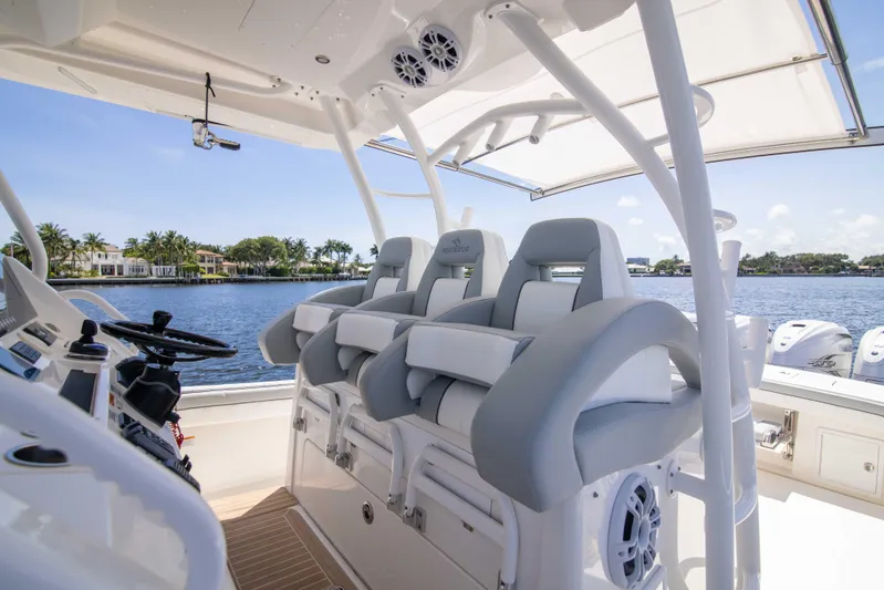 41 Regulator 2021 Yacht Photos Pics Regulator 41 2021 - Exterior Helm