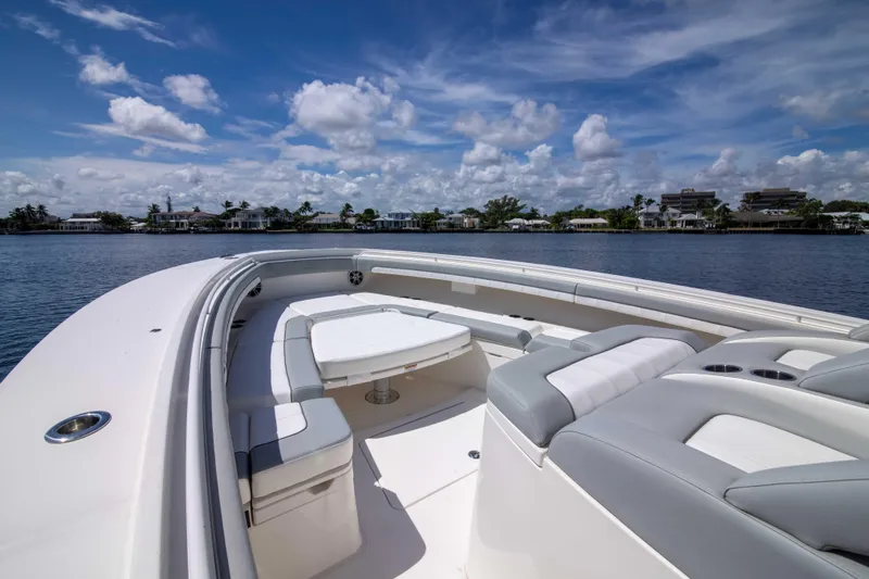 41 Regulator 2021 Yacht Photos Pics Regulator 41 2021 - Exterior Bow