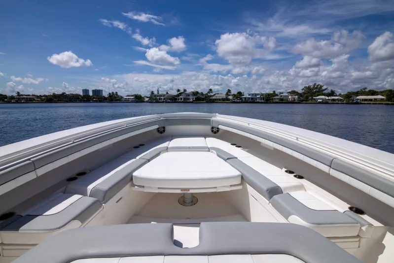 41 Regulator 2021 Yacht Photos Pics Regulator 41 2021 - Exterior Bow