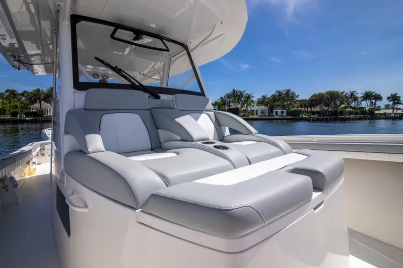 41 Regulator 2021 Yacht Photos Pics Regulator 41 2021 - Exterior Bow