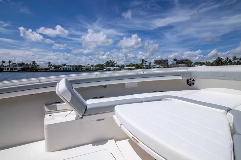 41 Regulator 2021 Yacht Photos Pics Regulator 41 2021 - Exterior Bow