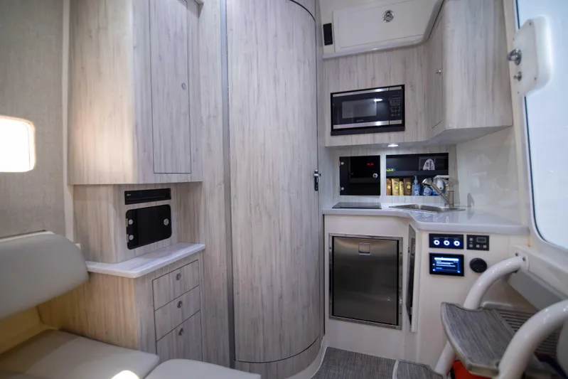 41 Regulator 2021 Yacht Photos Pics Regulator 41 2021 - Interior Cabin