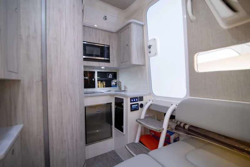 41 Regulator 2021 Yacht Photos Pics Regulator 41 2021 - Interior Cabin