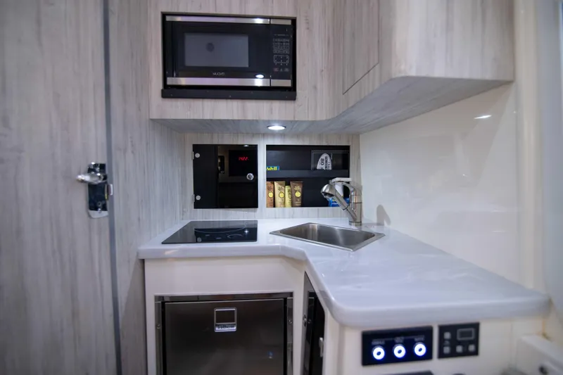 41 Regulator 2021 Yacht Photos Pics Regulator 41 2021 - Interior Cabin