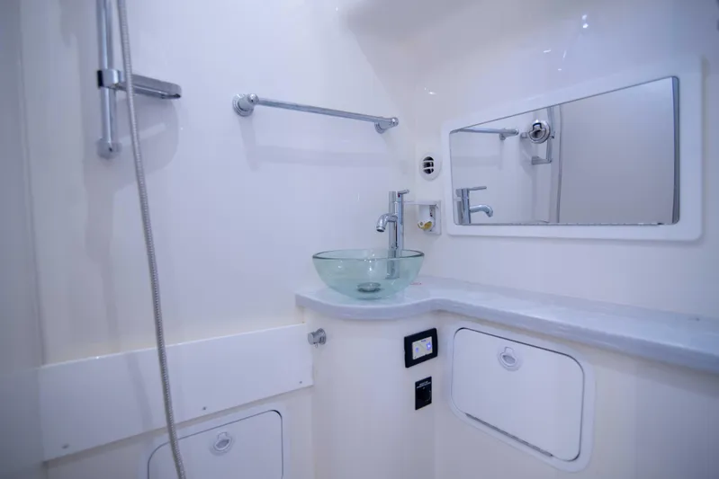 41 Regulator 2021 Yacht Photos Pics Regulator 41 2021 - Interior Head