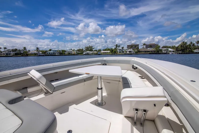 41 Regulator 2021 Yacht Photos Pics Regulator 41 2021 - Exterior Bow