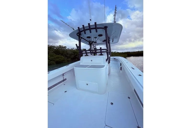  Yacht Photos Pics 2019 Freeman 34 boat deck with center console, under a cloudy sky.